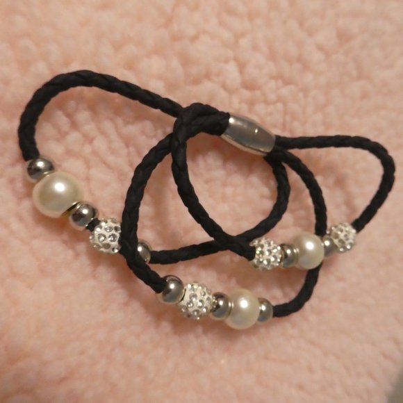Magnetic Fastened Triple Loop Beaded Bracelet - Picture 6 of 8